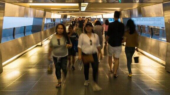 4K时光流逝香港中区一座天桥上挤满了面目全非的人