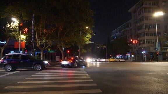 夜光照亮了南京市中心交通十字路口4k中国全景