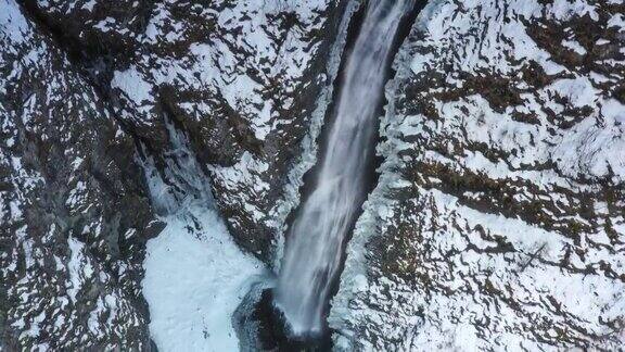 在冰雪中一个瀑布顽强地流淌着