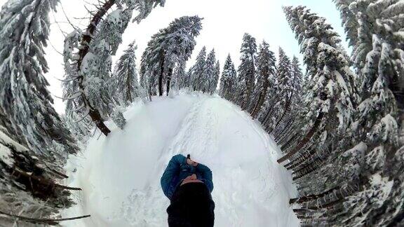 人走过美丽的冬季森林VR360360度360度VR小星球效果