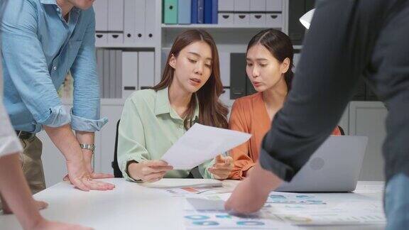 亚洲美女商人和女人们在办公室会面员工头脑风暴和团队合作计划和讨论项目在纸上的点公司的现代同事或同事
