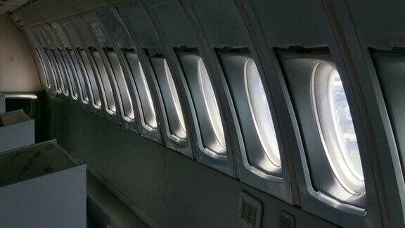 飞机内部有许多舷窗飞机的舷窗