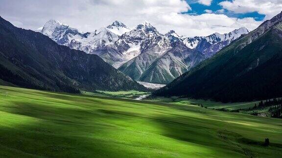 空中拍摄的新疆绿色草原和山地景观