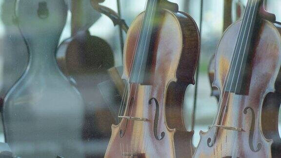 商店橱窗里的小提琴