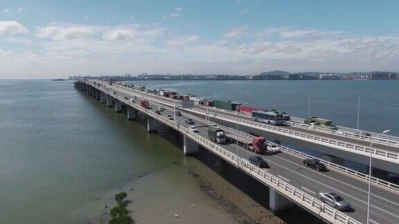 跨海大桥上的交通