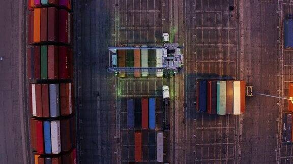 集装箱码头堆场中跨运车的自上而下静态无人机拍摄
