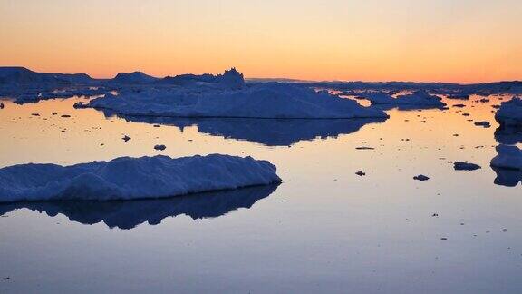 在格陵兰岛乘船夜半和浮冰