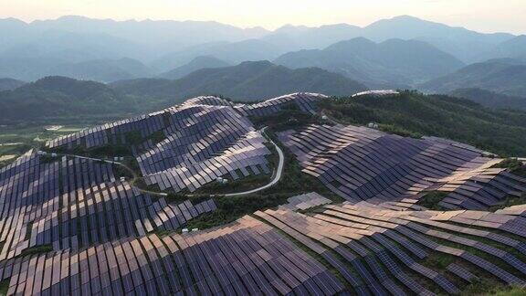 山顶的太阳能发电站反射太阳的光线