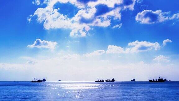 4K伊斯坦布尔博斯普鲁斯海峡时间与繁忙的海上交通和多云的天空