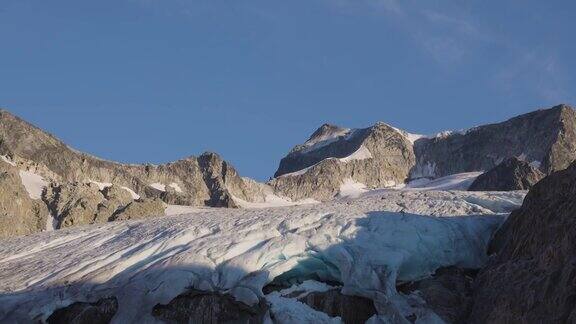 落基山脉上充满活力的彩色冰川湖的全景