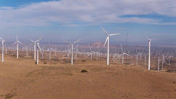 空中拍摄的巨大的风力涡轮机领域从俯视创造清洁的可再生能源