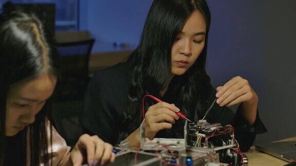 一群年轻的电子开发工程师在实验室里建造、测试、修理机器人原型有技术或创新观念的人
