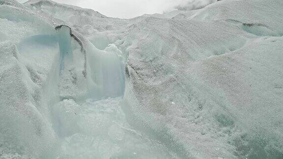 从融化的冰川上流下的小溪
