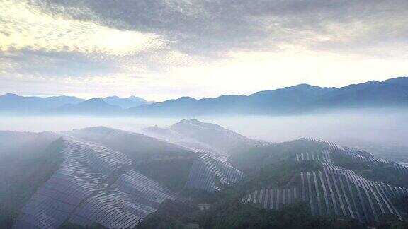在晨雾中俯瞰山顶的太阳能发电厂