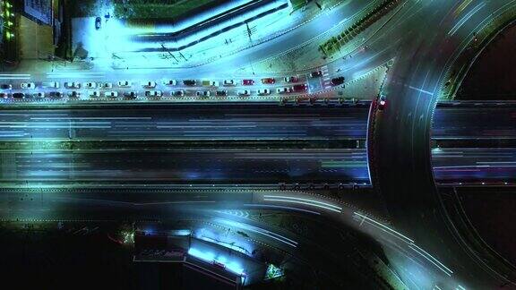 交叉口道路上汽车交通运输延时4K航拍道路立交或高速公路交叉口夜间繁忙的城市交通在路上超速行驶物联网GPS5g