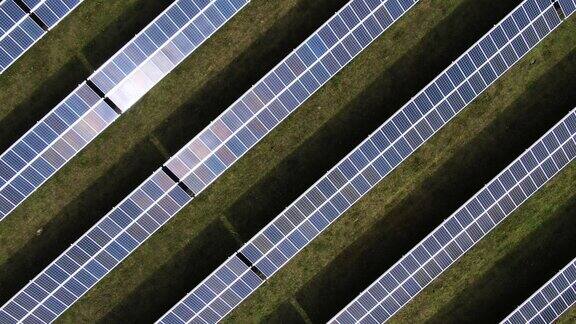 绿色草地上的太阳能发电厂面板