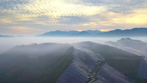鸟瞰图雾蒙蒙的山顶太阳能发电厂