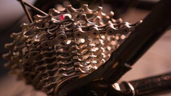 运动中的自行车齿轮和链条的特写