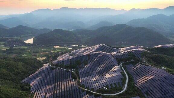 黄昏时分俯瞰山顶太阳能农场