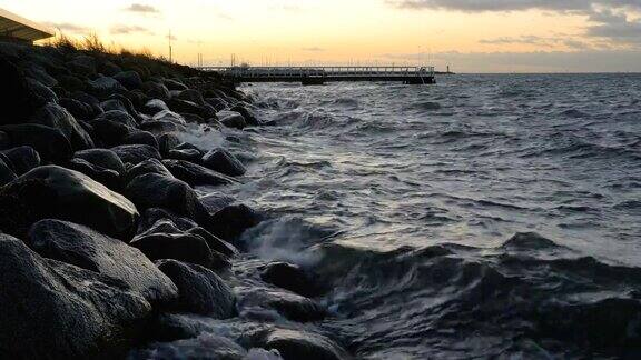 海浪拍打并溅向多岩石的海岸