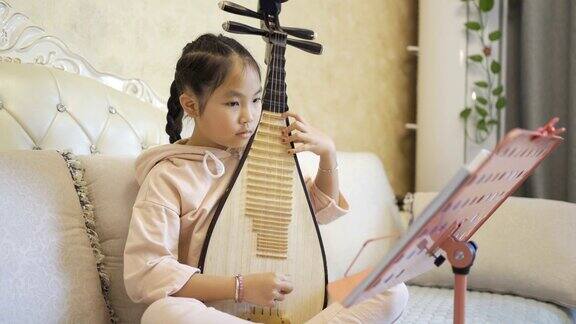 小女孩弹奏琵琶(中国的四弦琵琶)
