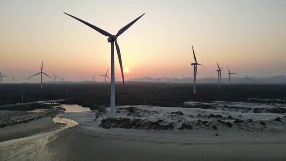 黄昏时分海滩上的风力发电厂
