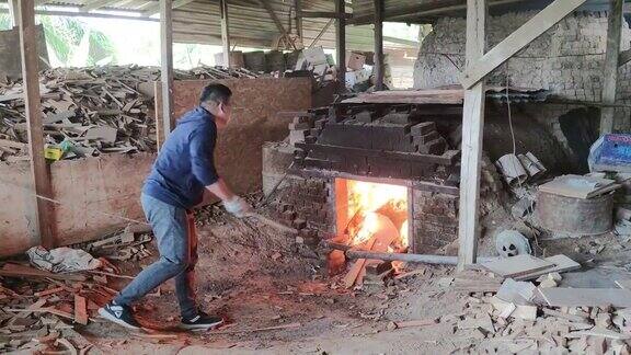 亚洲中国成熟的男人正在烧窑烘干陶器