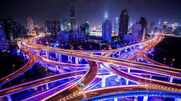 照亮夜间高架道路和繁忙的交通上海