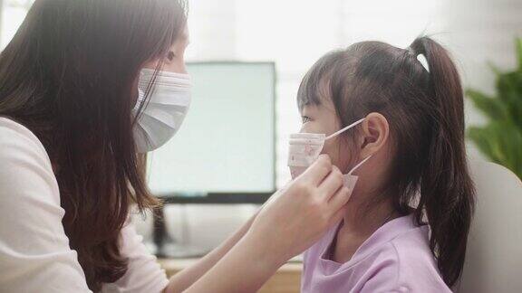亚洲人给女儿戴医用口罩