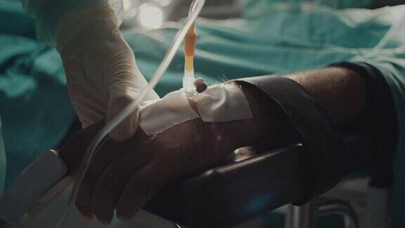 特写护士将血氧计放在病人手上