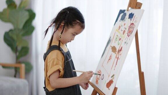 启发小女孩画画教室