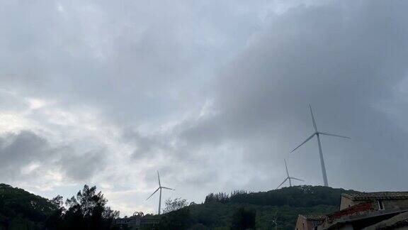风力涡轮机在山顶工作