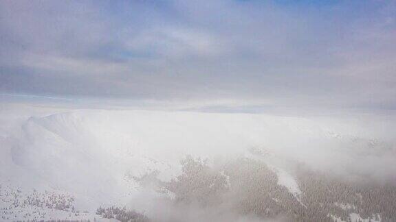 雪山山峰在云中