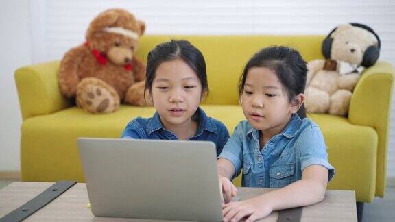 两个亚洲女孩在家上网学习家庭学习社交距离网络学习