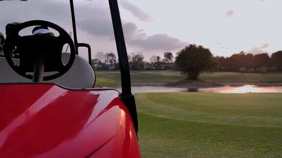 快乐驾驶高尔夫球车与俱乐部高尔夫球体育cinemagraph