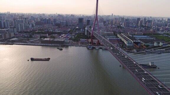 杨浦大桥上车辆的实时鸟瞰图