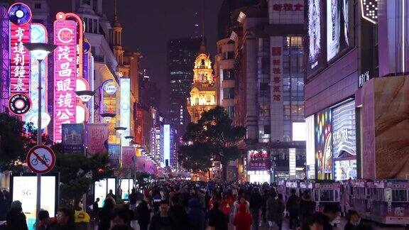 中国上海2019年12月22日:南京路是上海的主要商业街南京路的霓虹灯闪烁该地区是主要的购物区也是世界上最繁忙的购物街之一