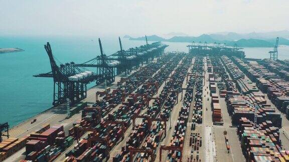 中国深圳的集装箱船码头