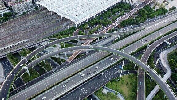 城市高架桥与轨道交通并存的交通景观鸟瞰图