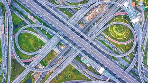 鸟瞰图高速公路的时间流逝高速公路和高速公路在马戏团十字路口的细节