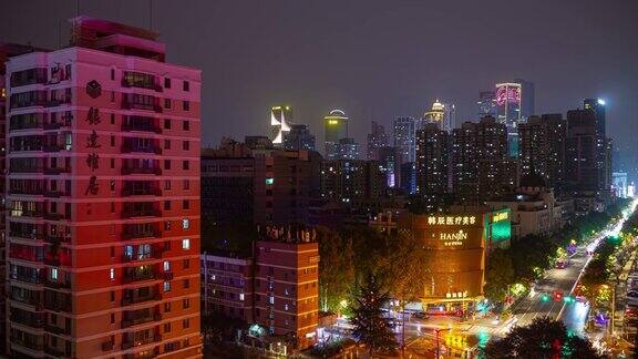 夜晚照亮南京市中心交通街道屋顶延时全景4k中国