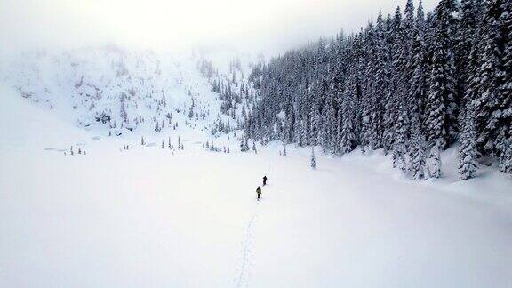 滑雪旅行的无人机镜头