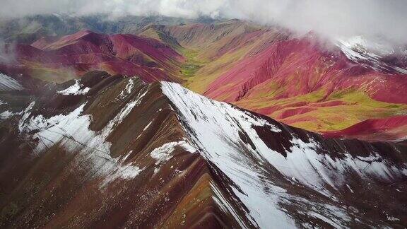 航拍全景彩色的维尼康卡彩虹山秘鲁