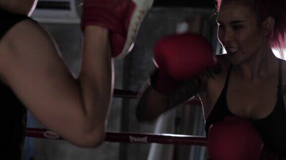 一个女拳击手在拳击圈内拳击的特写女子拳击训练运动指导