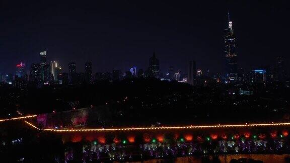 南京著名的湖滨夜景墙塔观赏4k中国航拍全景