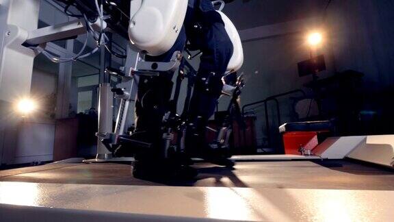 一个正在接受机器人辅助训练治疗的病人