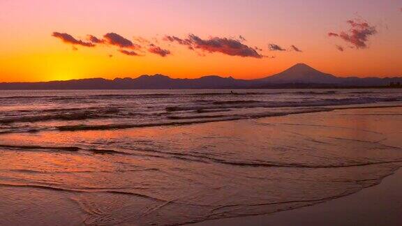 美丽的日落和富士山在海滩上