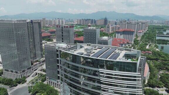 办公大楼屋顶的太阳能瓦片