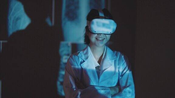 亚洲女医生在手术室戴VR护目镜