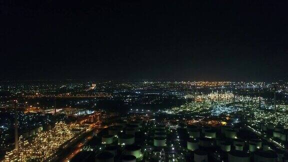 炼油厂夜间景观鸟瞰图